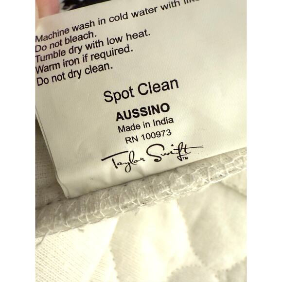 Rare Taylor Swift Large Black & White Quilted Tote Weekender Bag - Picture 2 of 6